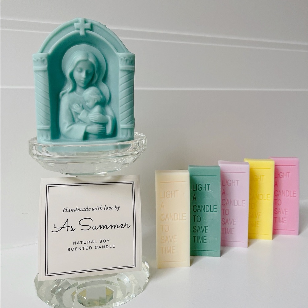 Virgin Mary with baby Jesus candle - Ideal gift for mom, symbol of Motherhood